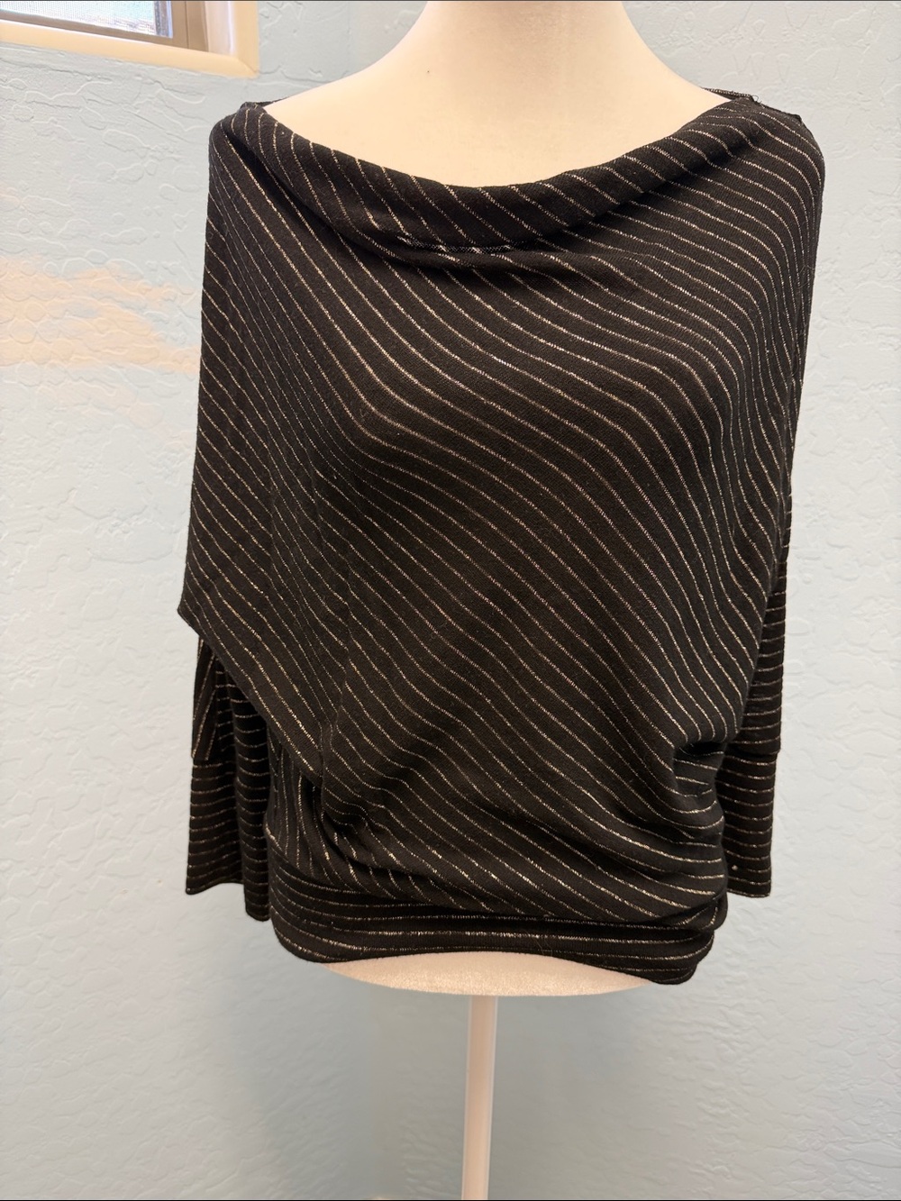 Jennifer Lopez Striped sweater in Black/gold Size Medium